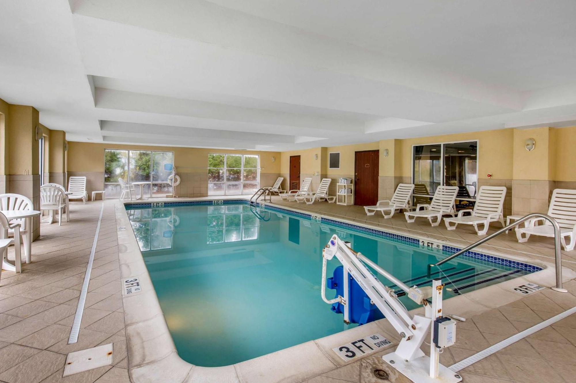 Comfort Suites Сийфорд Екстериор снимка