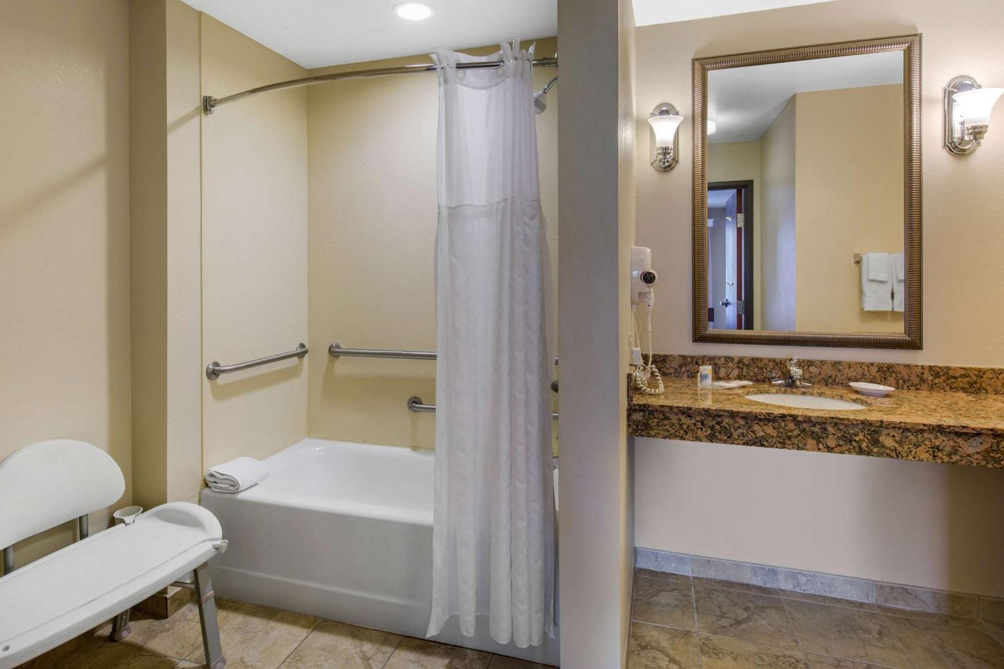 Comfort Suites Сийфорд Екстериор снимка